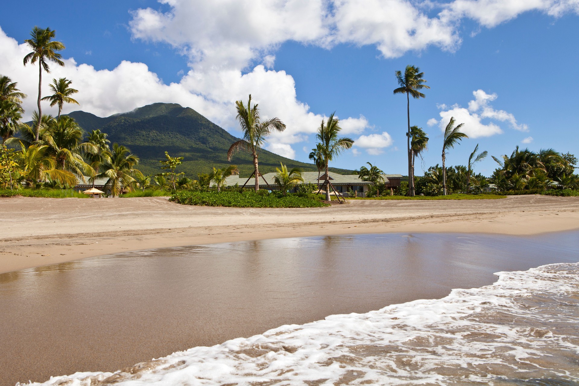 Pinney's Beach, Nevis